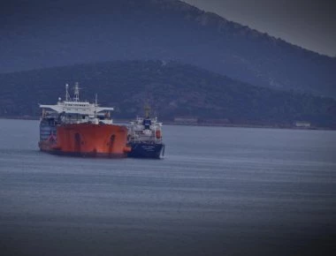 Σύγκρουση τάνκερ με φορτηγό πλοίο στον Πειραιά